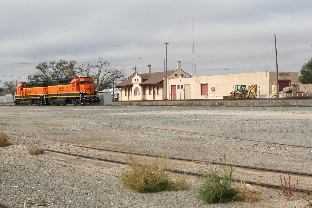 BNSF local power by the depot/office